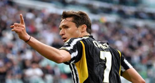 "اللاعب يمهل البارسا".. ليفربول يزاحم برشلونة على ضم كييزا